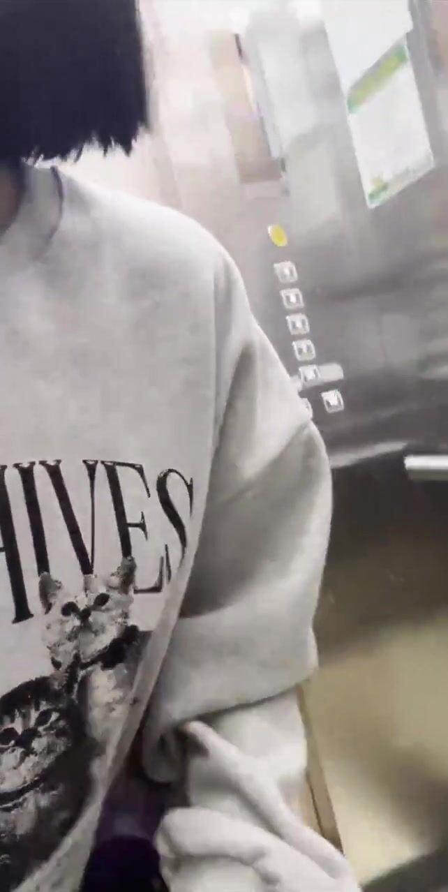 Em salve teen thủ dâm trong thang máy bị phát hiện