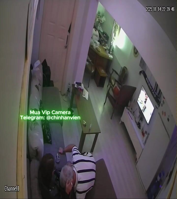 Hack Camera Ngoại Tình Với Cô Hàng Xóm Ở Phòng Khách