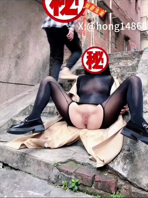 Banh lồn ra chúc tết người đi đường