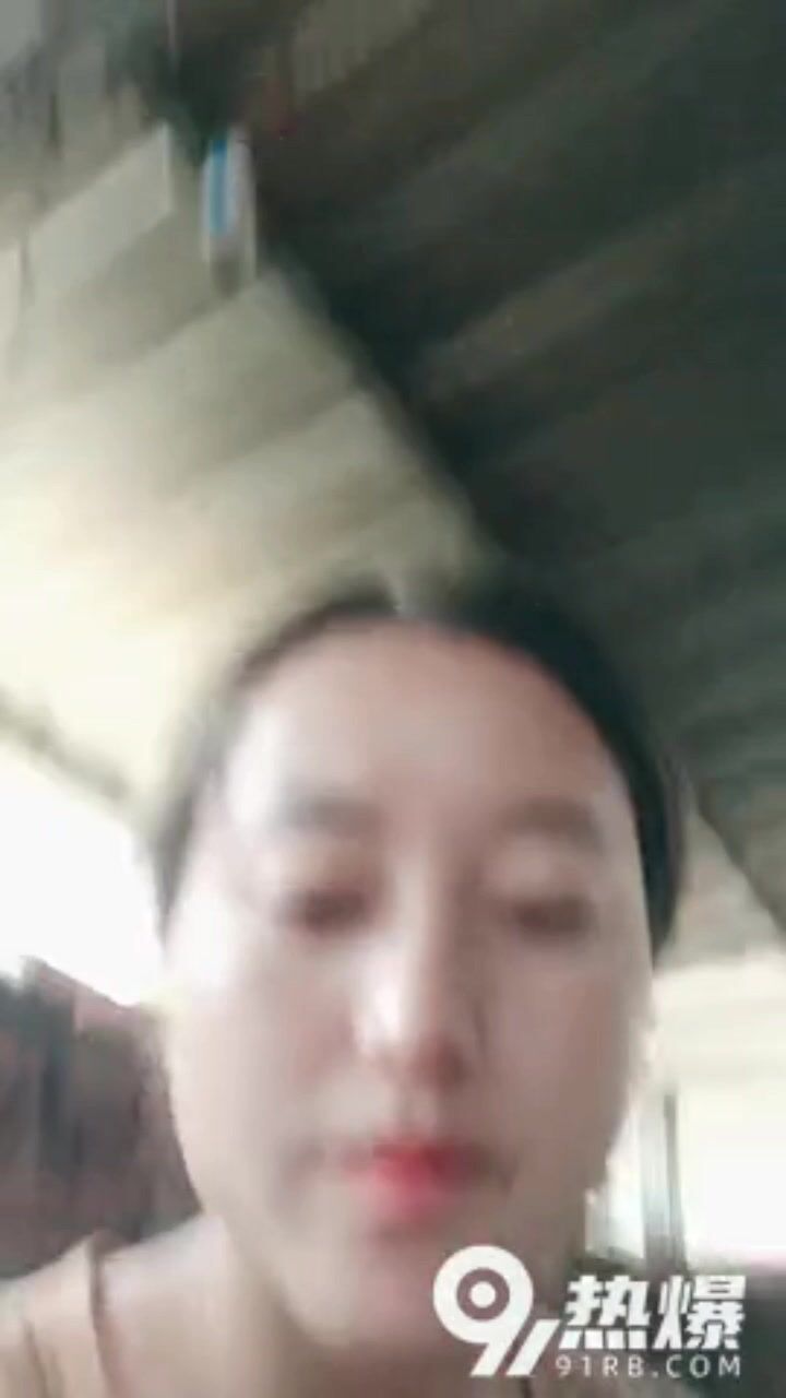 Để kiếm tiền, anh ta làm việc rất chăm chỉ, thức khuya và thức cả đêm để live-stream