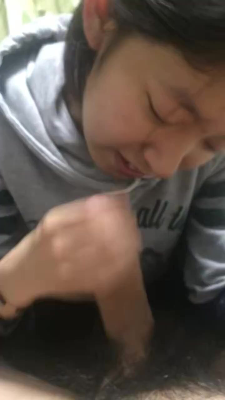 Có đứa em qua nhà chơi mà bắt nó bú cu rồi hút cạn tinh trùng