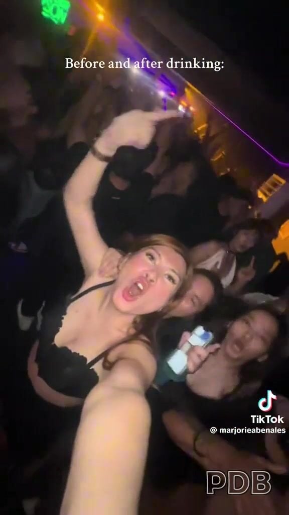 Mấy em gái nước ngoài đi bar xong vào toilet bú vú nhau - 1