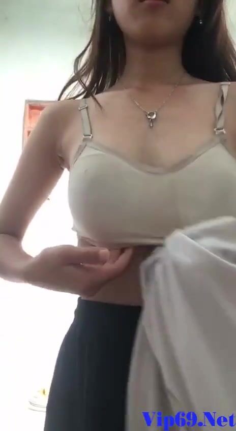 Gái nứng lồn vô nhà tắm thủ dâm