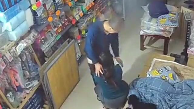 Hack cam thấy bố ck già lột đồ con dâu bắt bú cu chổng mông cho bố đụ trg phòng con