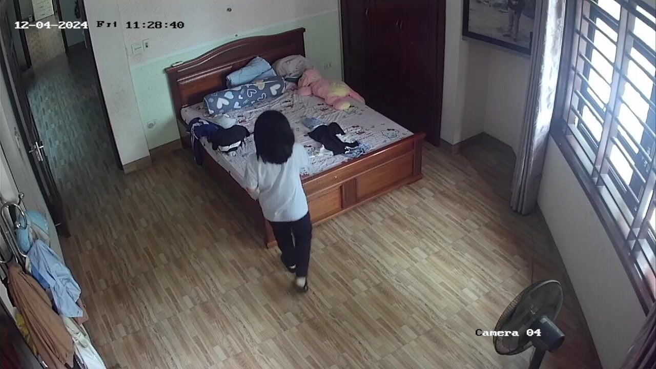 quay lén em học sinh mới nhú thay đồ đi học