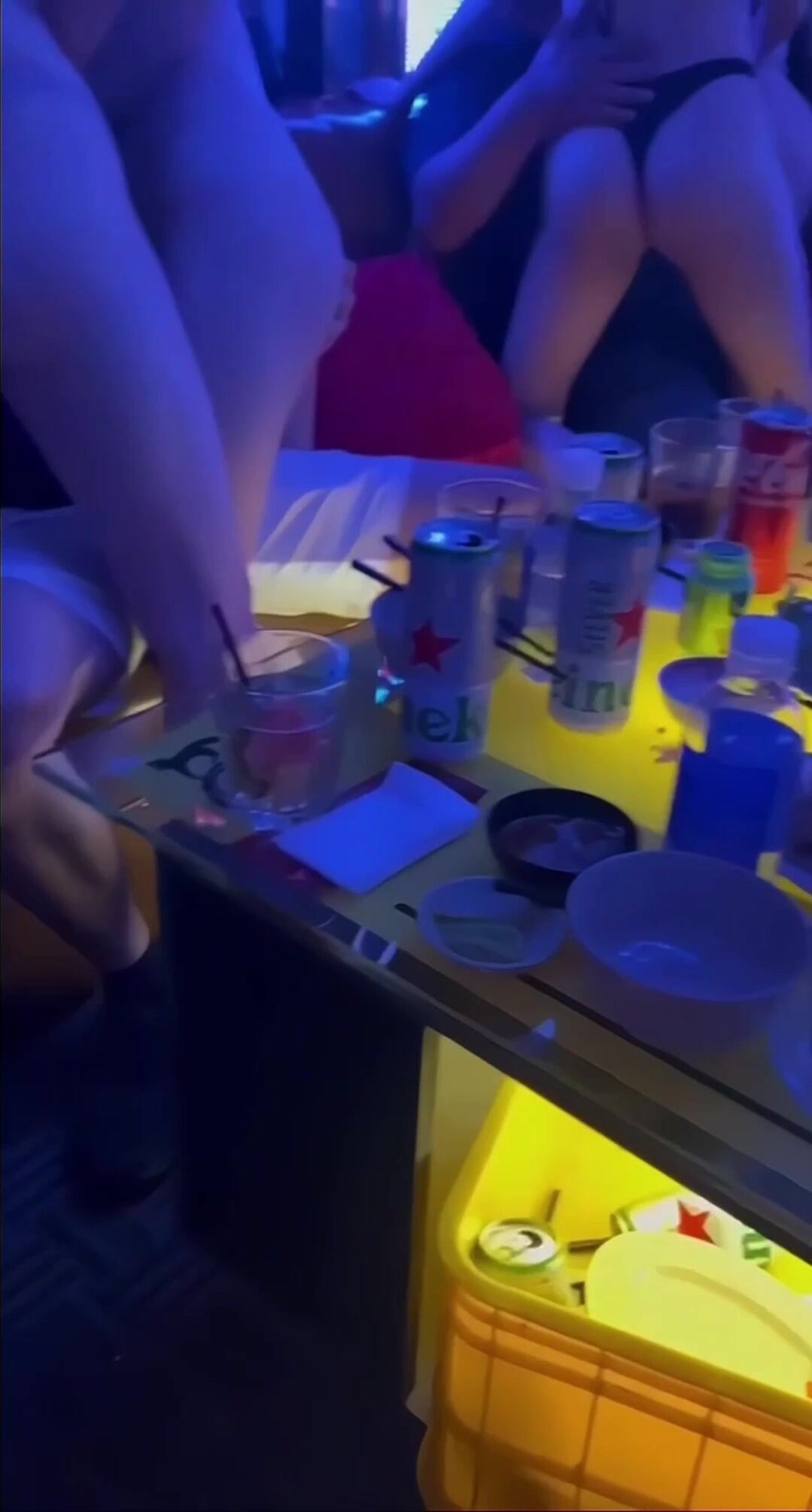 karaoke thác loạn cùng mấy bé loli 2k6-2k7 dáng đẹp