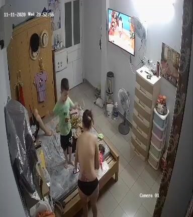 Hack cam quay lén gia đình kì lạ cứ khỏa thân khắp nhà kể cả có con nít p2