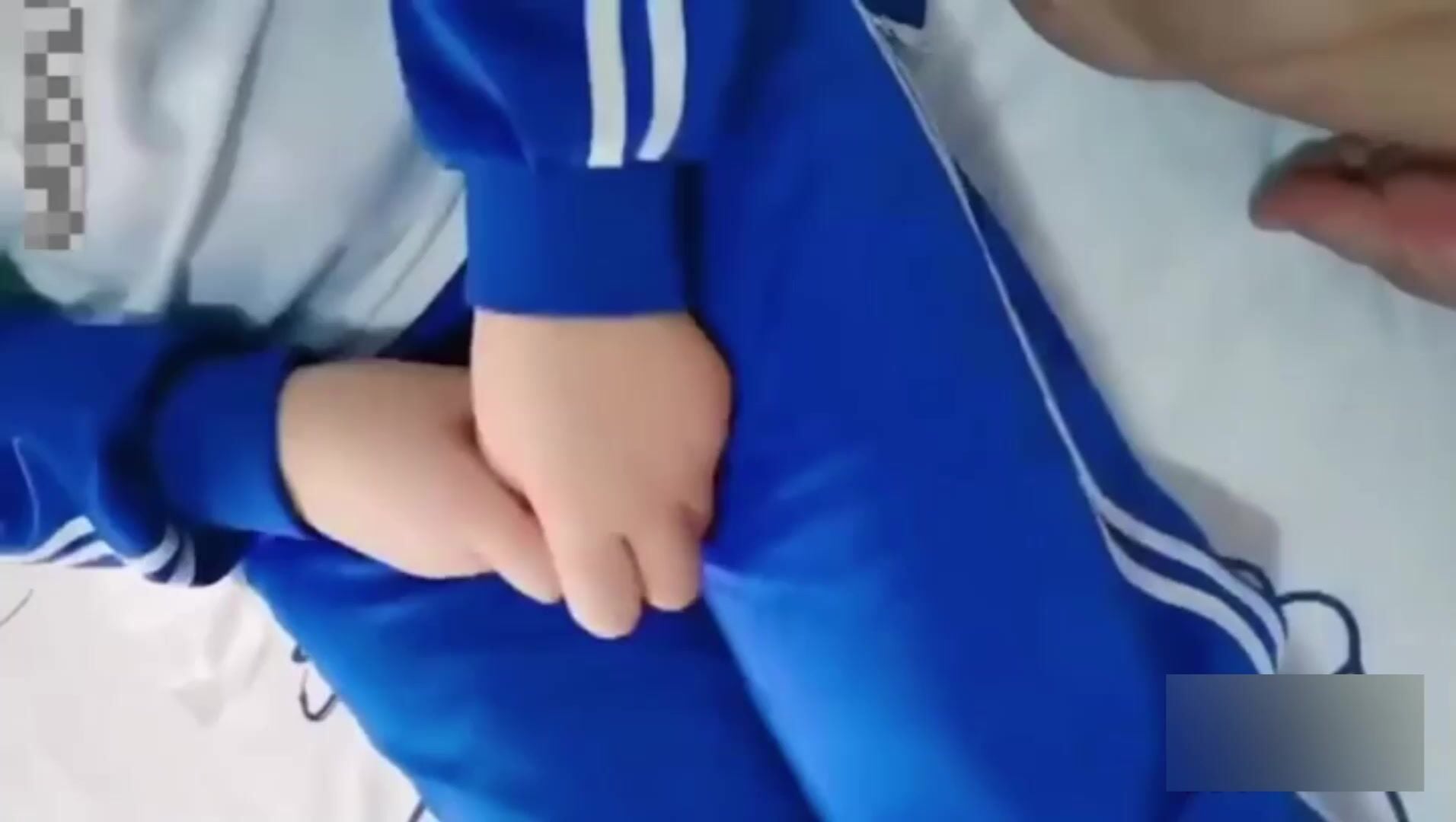 Cháu gái qua nhà chơi bị chú lừa địt