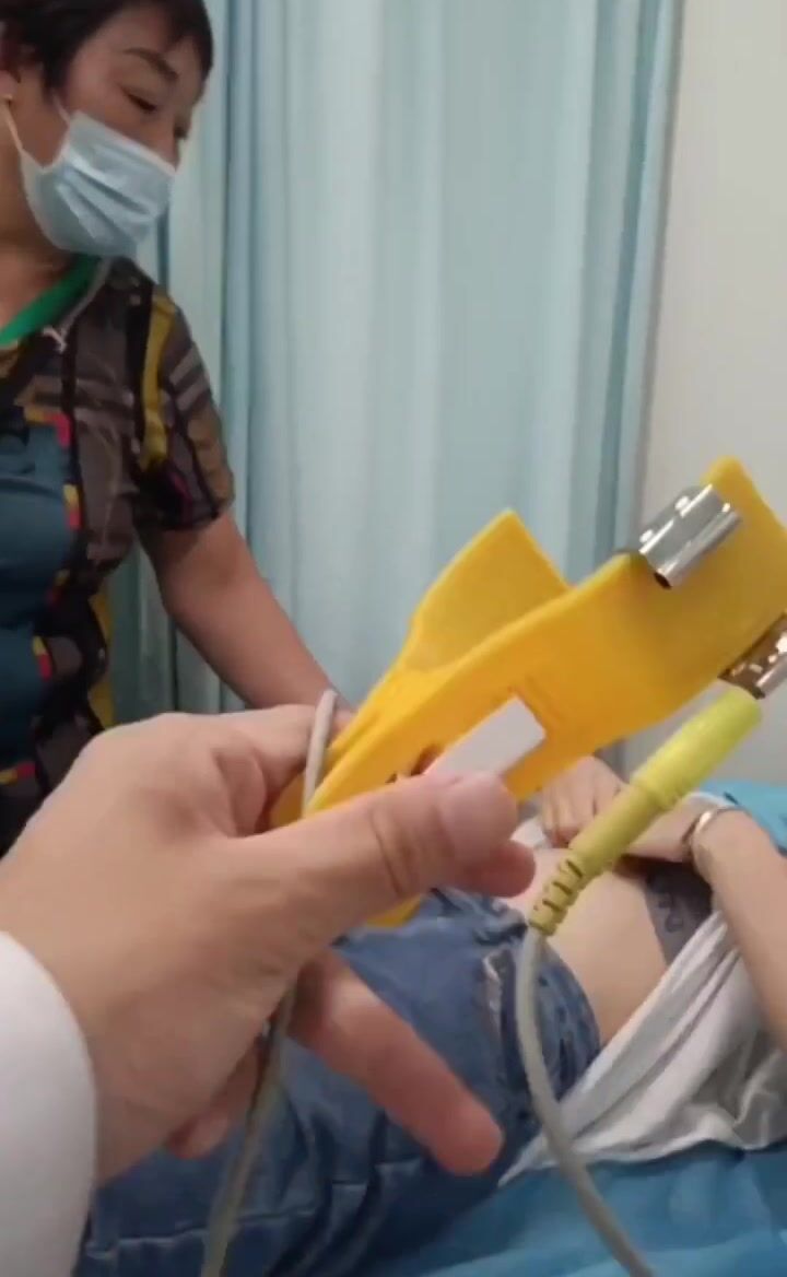 Bác sĩ đặt cam quay lén vú bênh nhân p1