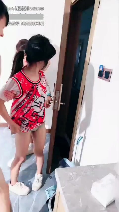 Seri Thác Loạn: Bà mẹ mang con gái đi bán dâm lấy tiền trả nợ. Bé kính trắ cực phẩm p