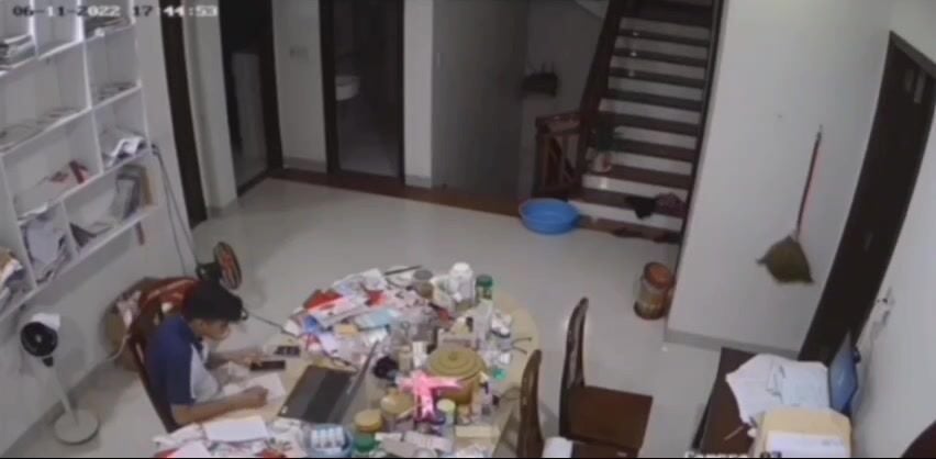 Ở nhà con em họ cứ cỡi chuồng chạy nhông nhông trước mặt thằng anh họ 🤔