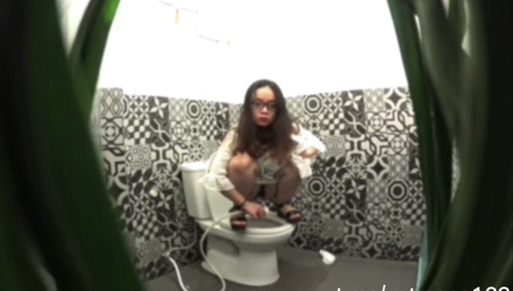 Quay lén gái xinh lồn rậm đi đái trong quán cà phê