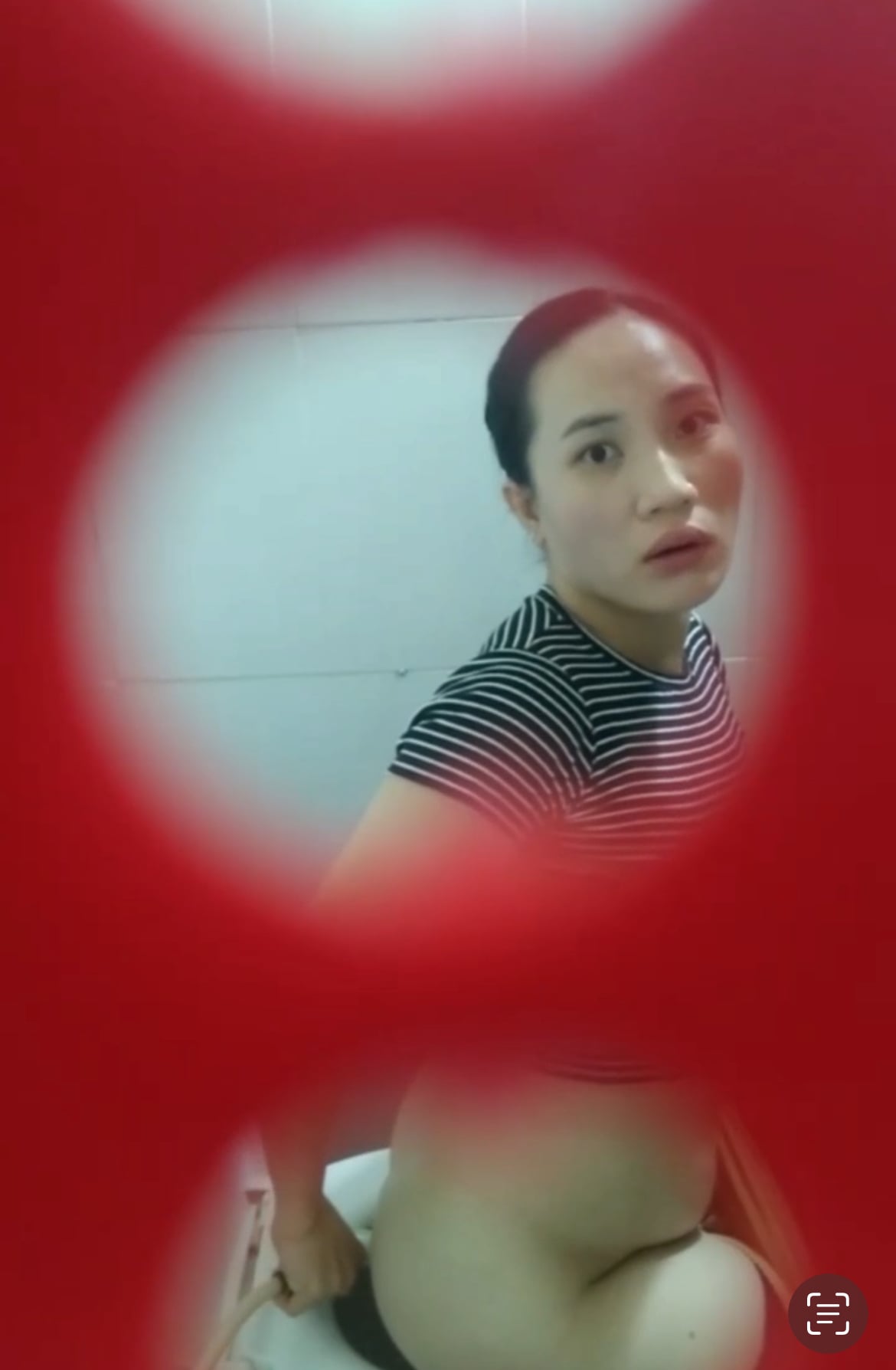 Quay lén chị dâu đi đái xém bị phát hiện