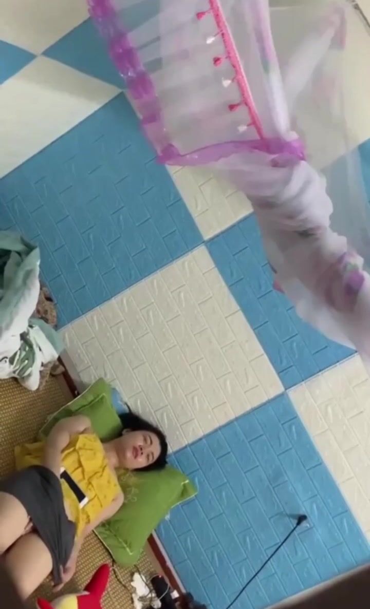 Em sinh viên nứng giữa trưa tự móc trong phòng trọ