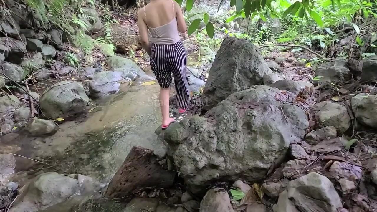 Hòa mình với thiên nhiên, cặp đôi cắm trại nấu ăn và địt nhau bên bờ suối