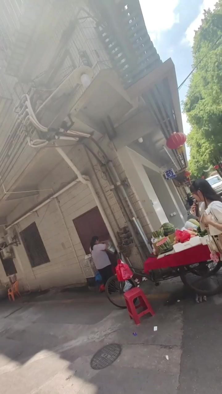 Dâm nữ xinh đẹp hàng ngon mới sáng nứng lồn đi mua đồ k mặc đồ lót show hàng public