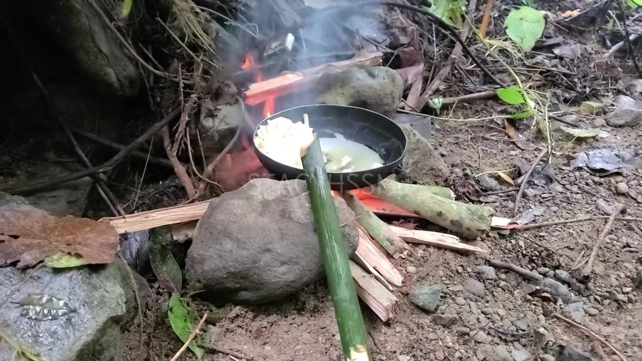 Hòa mình với thiên nhiên, cặp đôi cắm trại nấu ăn và chịch ngoài trời