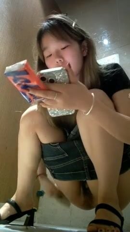 Quay lén ở nhà vệ sinh trường học