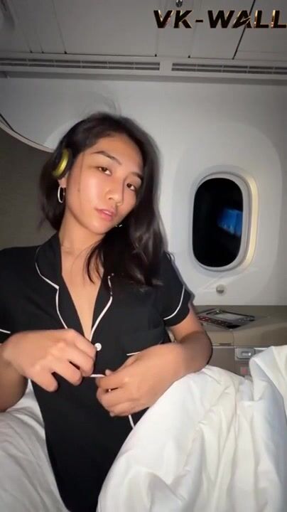 Clip bị rò rỉ về Bunny brownie, cô gái xinh đẹp vui vẻ trên máy bay hạng nhất