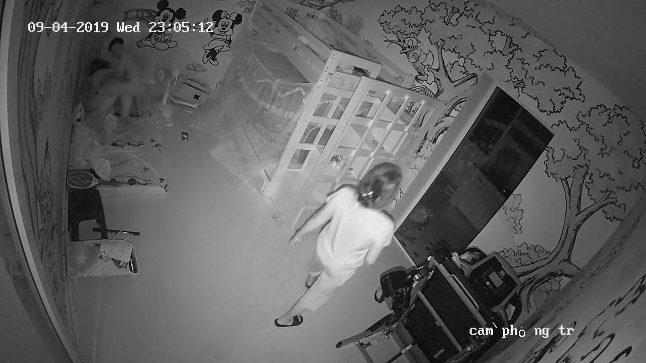 Vợ chồng đang địt nhau thì mẹ đi vào