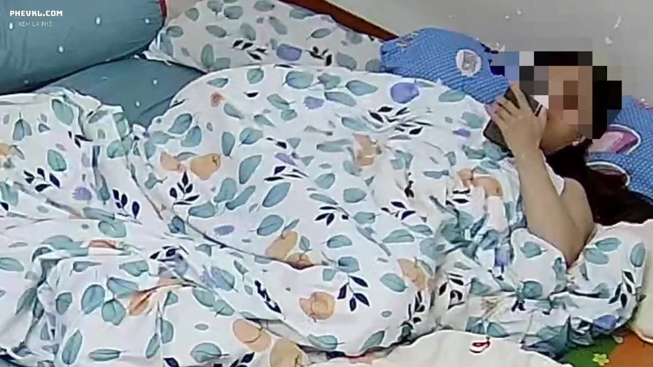 Hack Camera chị gái vừa xem sex vừa thủ dâm