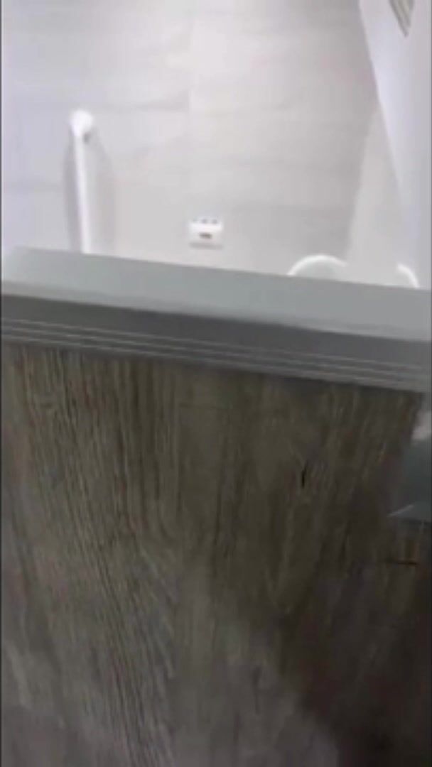 ỉa không ngon đít vì ở bên cứ nghe bành bạch bành bạch