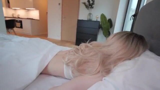 Qua nhà con bạn thân ngủ và sáng hôm sau đc địt